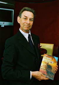 Douglas Ward mit dem Berlitz Cruise Guide 2004, Foto: Hapag-Lloyd